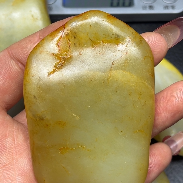 和田玉颈饰未镶嵌自**?