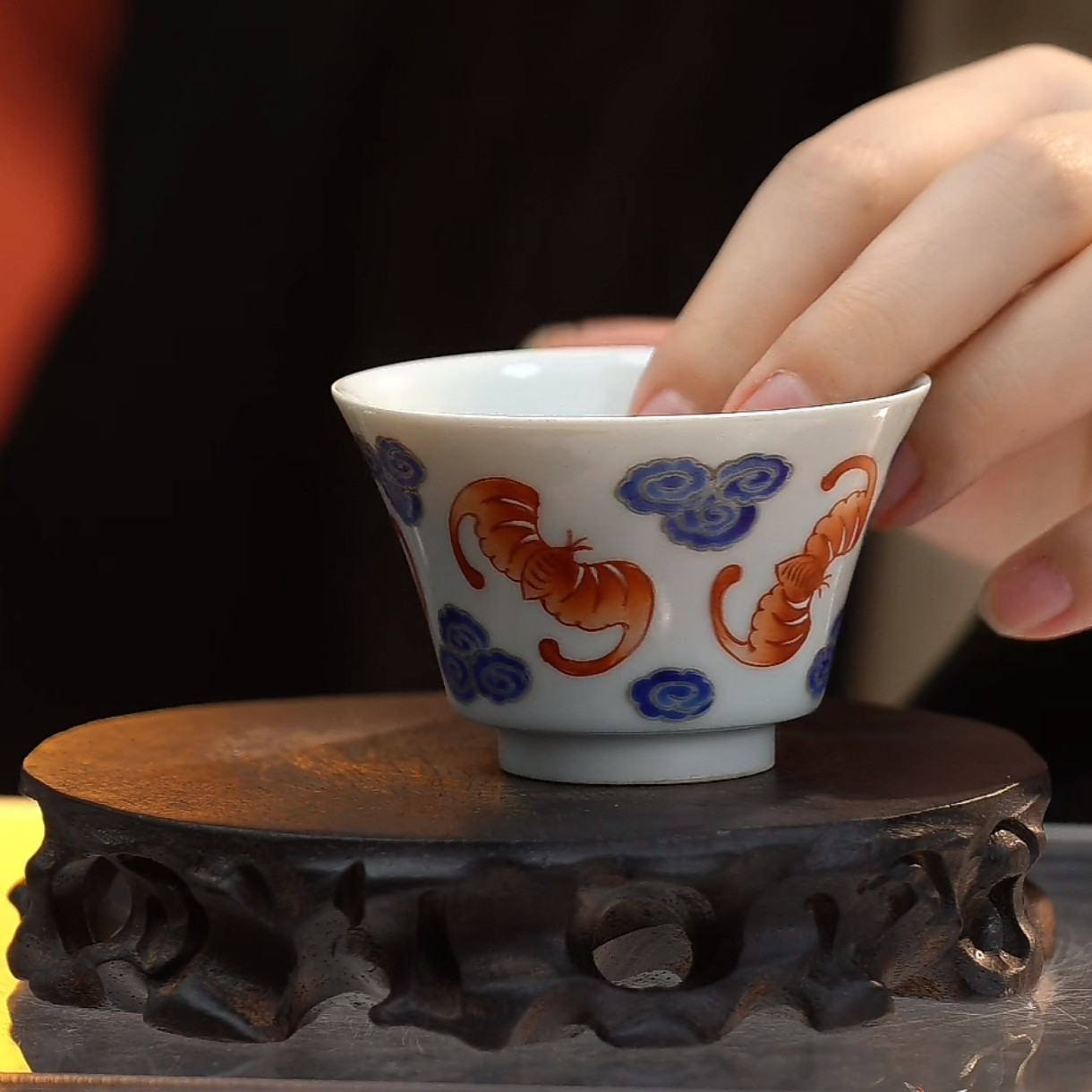 粉彩云蝠纹杯   