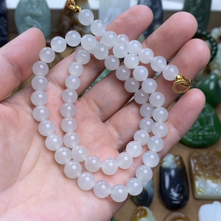 和田玉颈饰未镶嵌你****?