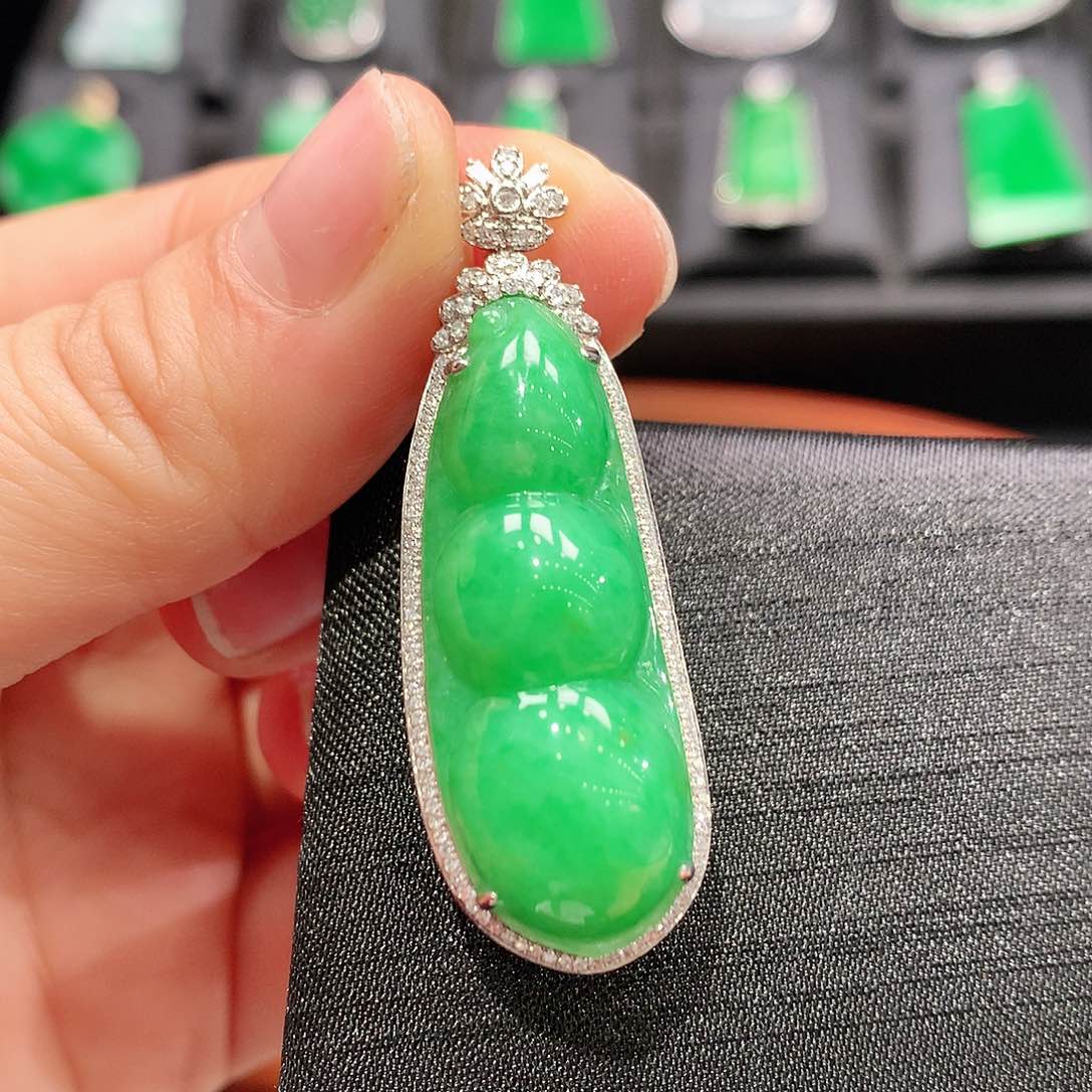 翡翠颈饰18K金镶嵌福豆