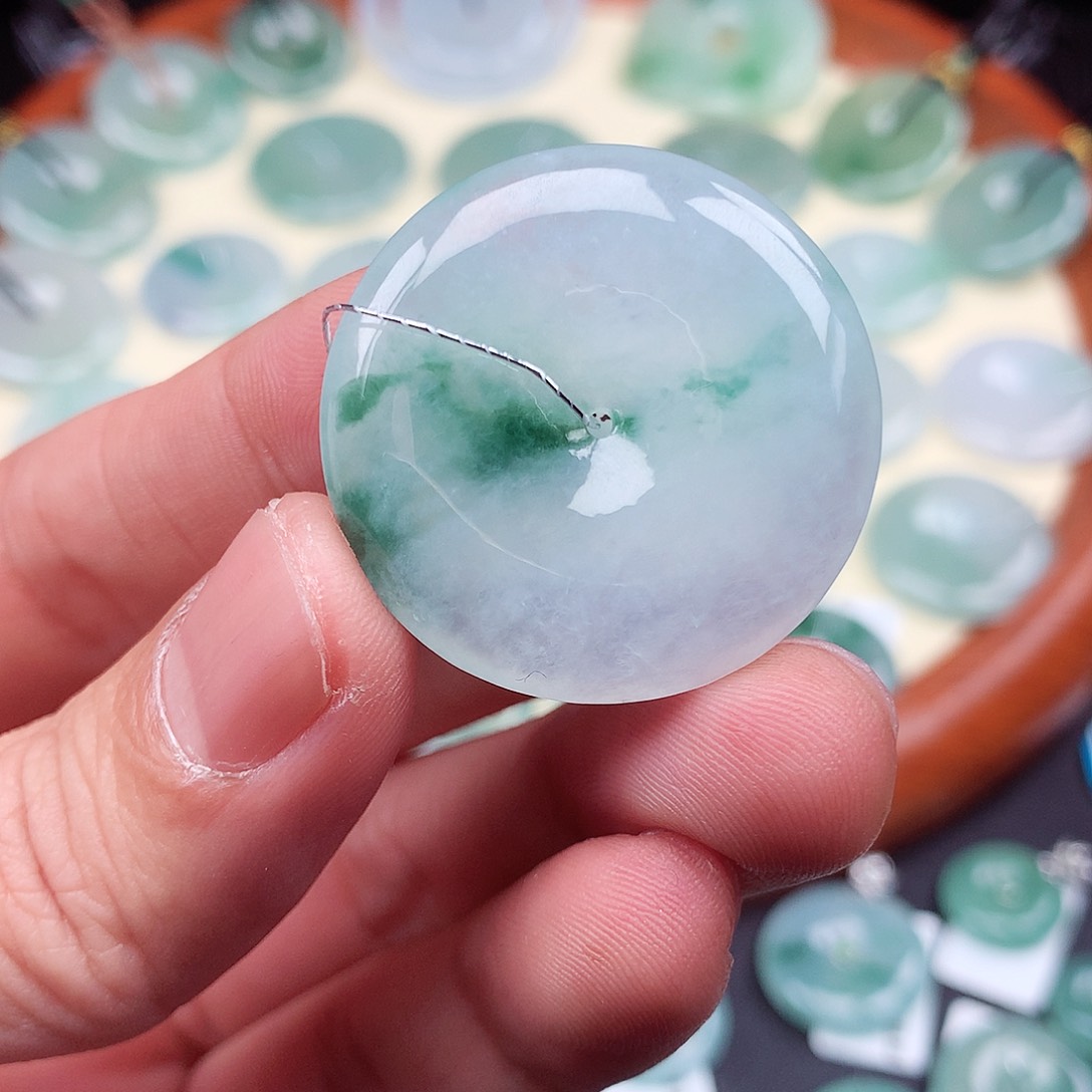 翡翠颈饰未镶嵌平安扣