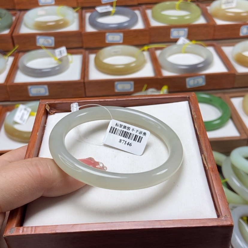 【闪购商品】和田玉手镯未镶嵌55