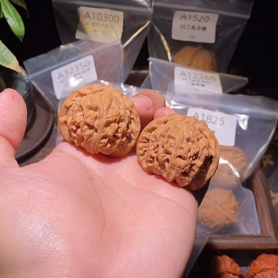 努****文玩核桃吊坠40宫灯