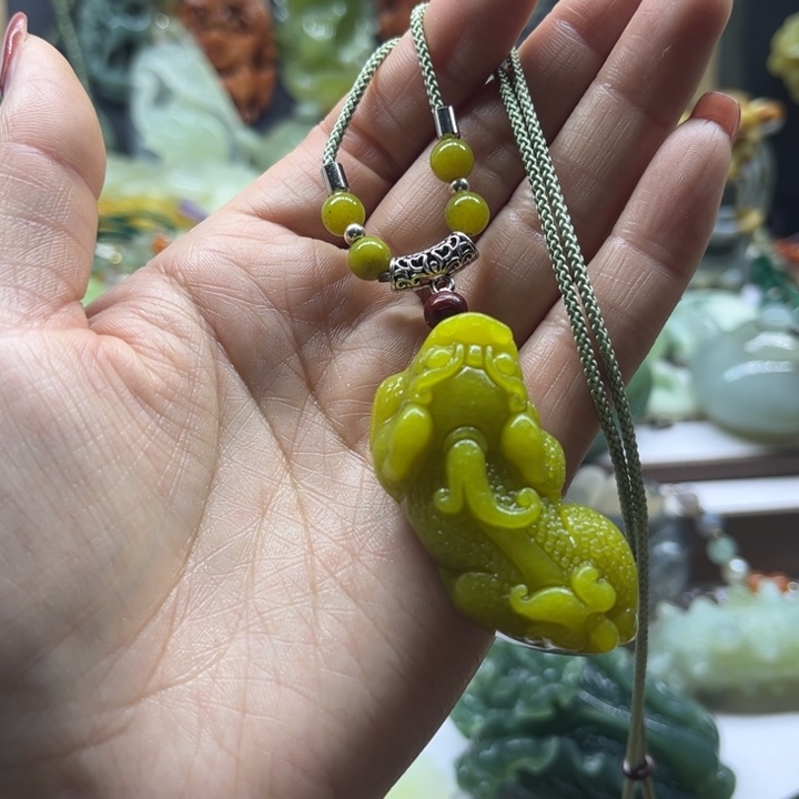 蛇纹石玉未镶嵌颈饰