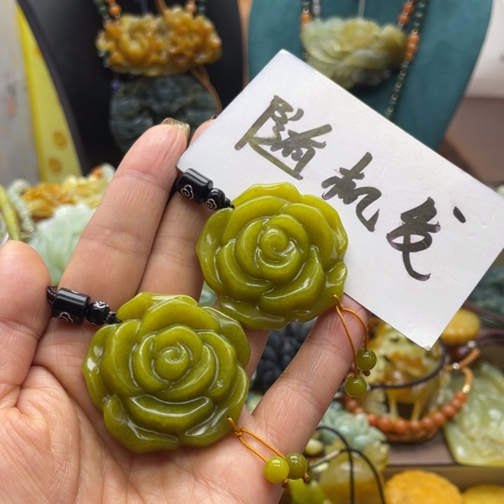 蛇纹石玉未镶嵌颈饰