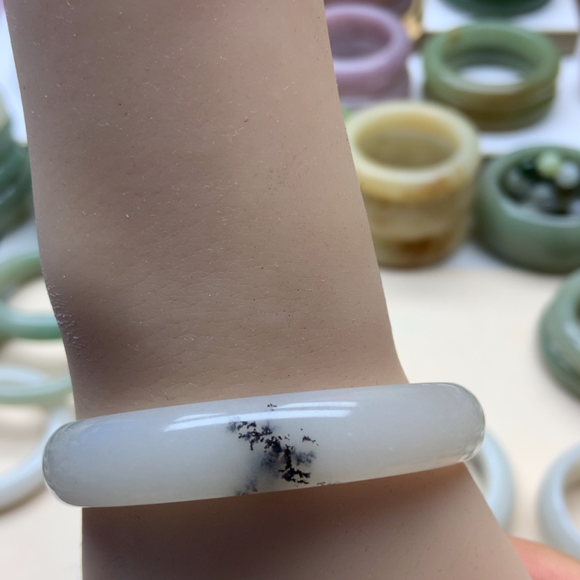 【闪购商品】未镶嵌手镯石英岩玉