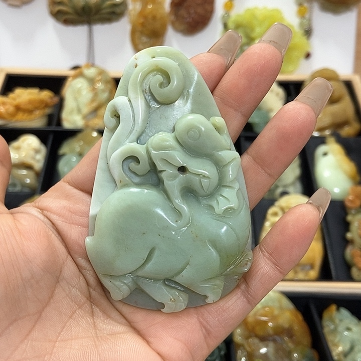 蛇纹石玉挂件未镶嵌