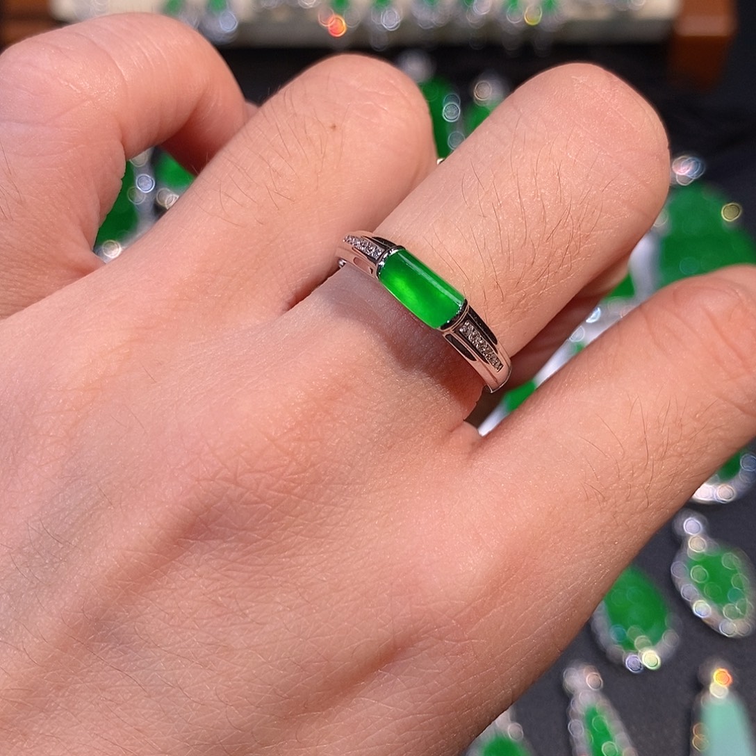 颈饰18K金镶嵌翡翠