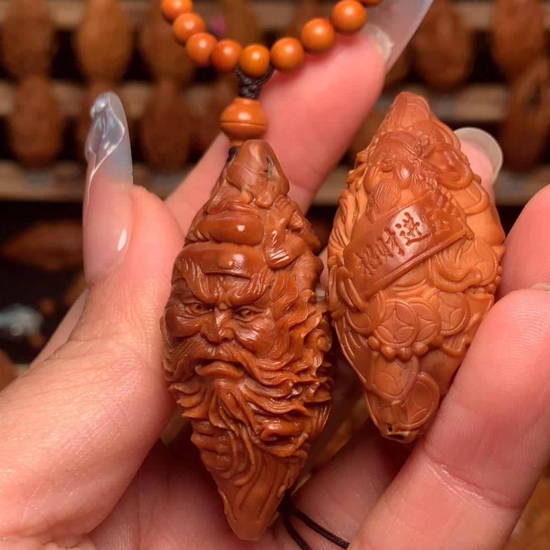 把件橄榄核盼****亮返油钟馗 财神