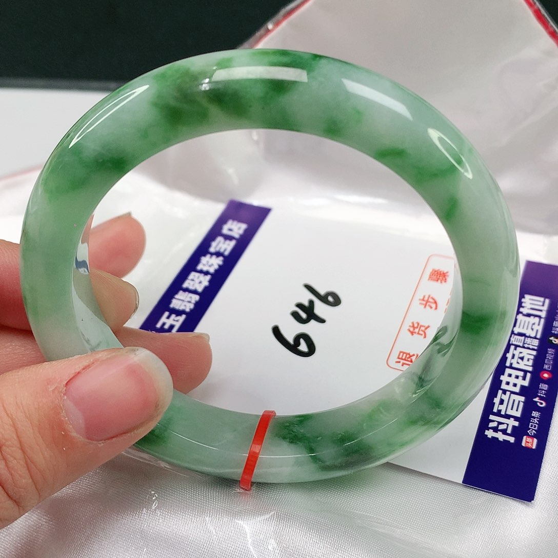 翡翠手镯未镶嵌翡翠
