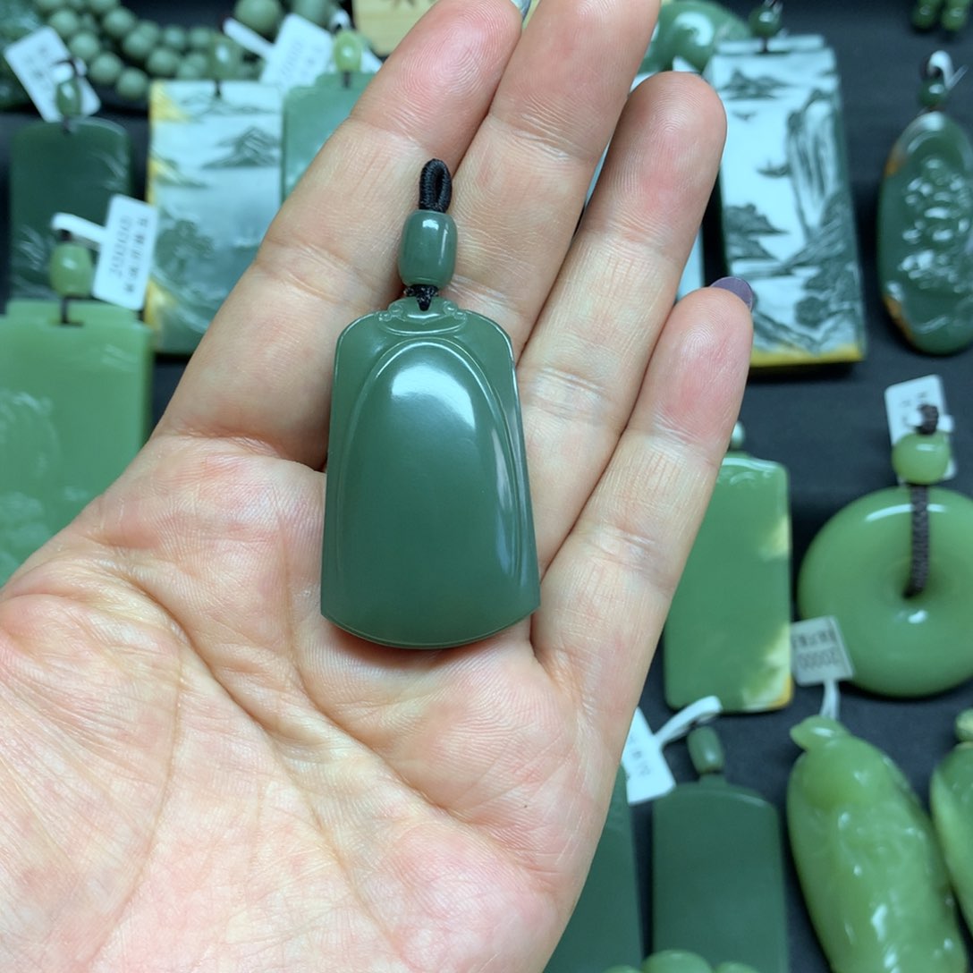 岫岩老玉（透闪石质玉）颈饰未镶嵌