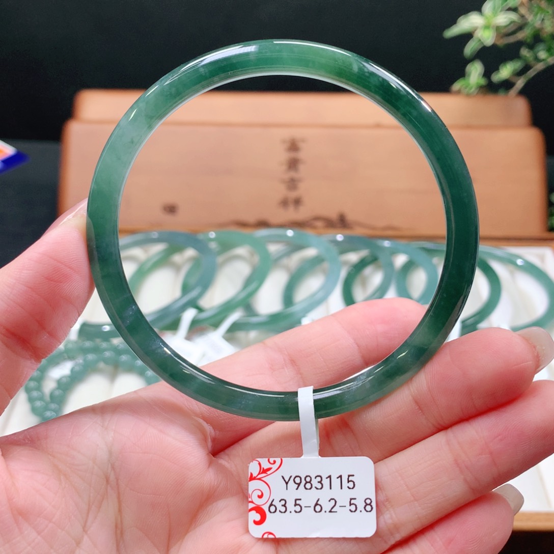 翡翠手镯未镶嵌天然