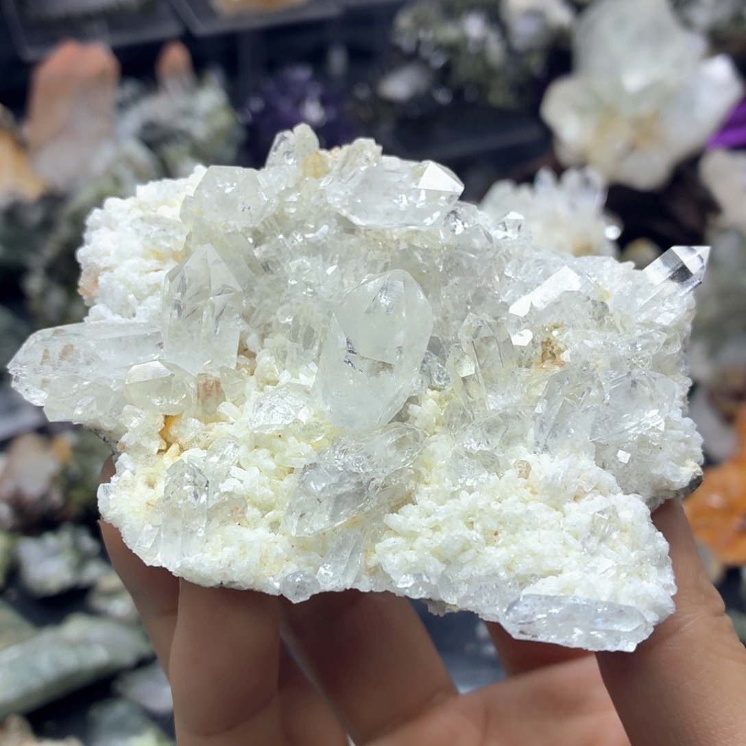 石材超大白水晶晶簇