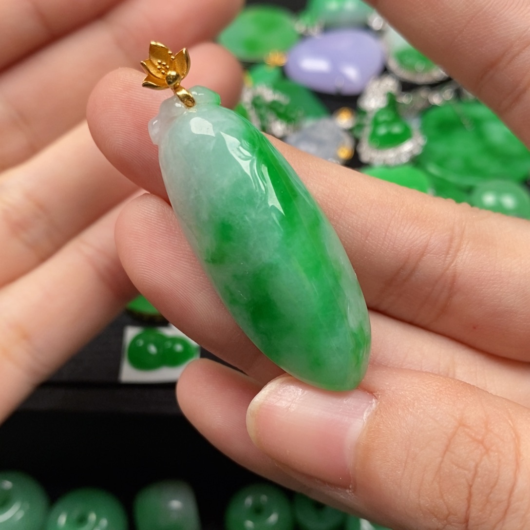 如***姐翡翠18K金镶嵌颈饰翡翠