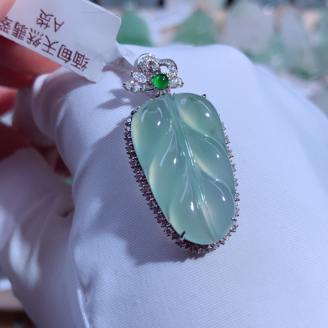 翡翠吊坠(不含链)18K金镶嵌叶子