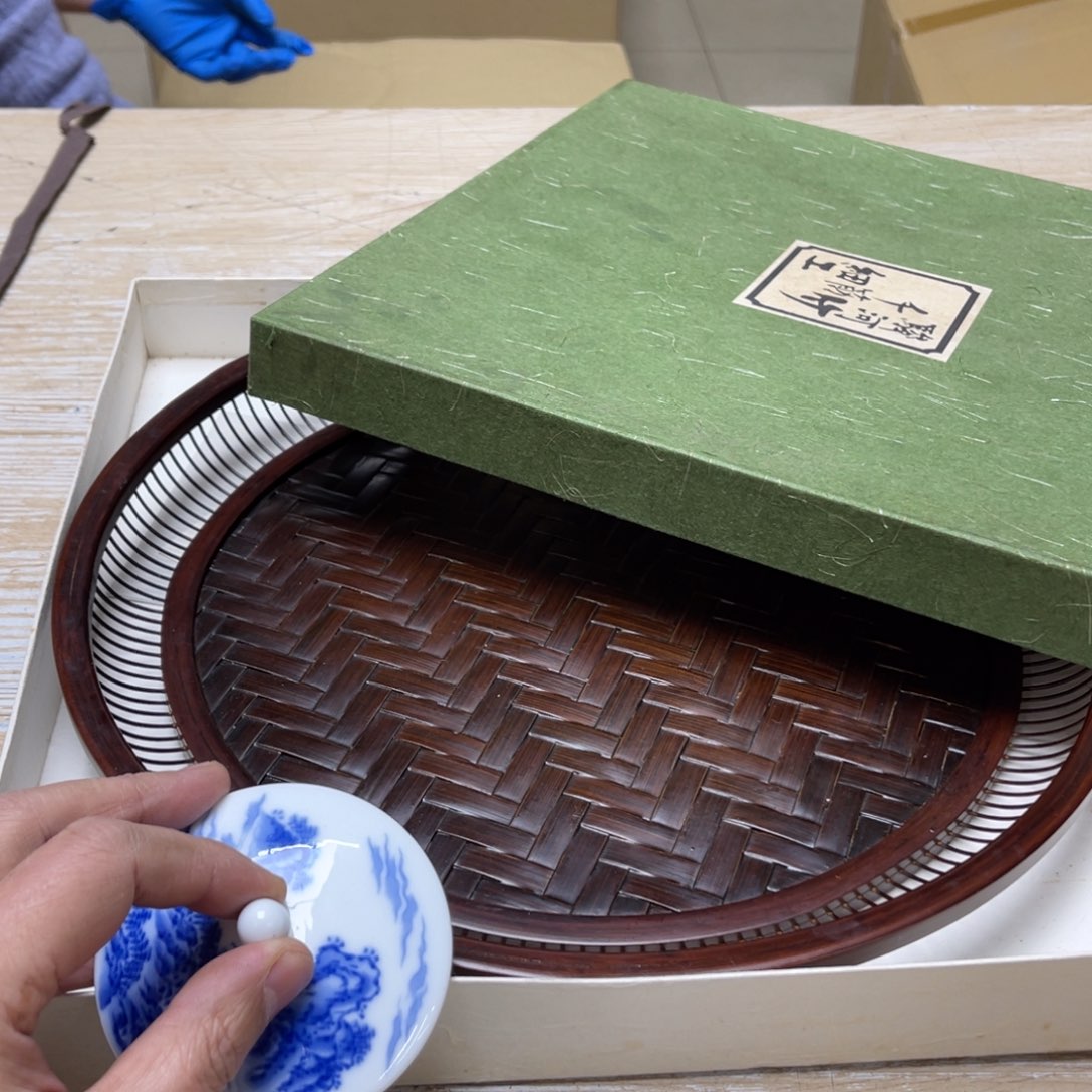 瓷片密密麻麻地排列在一起