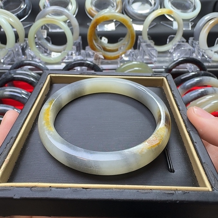 和田玉未镶嵌手镯