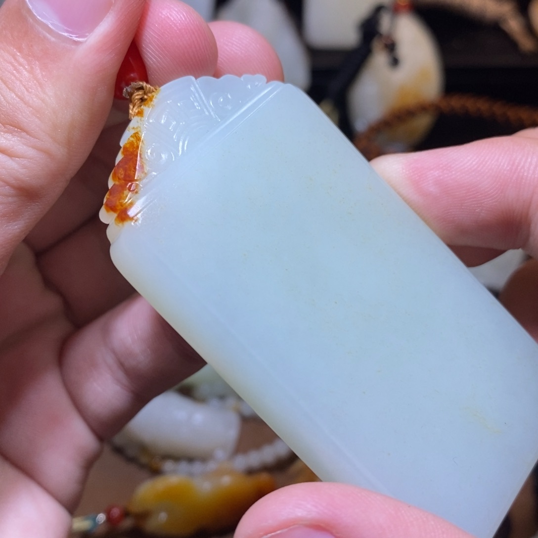 和田玉颈饰未镶嵌红***?