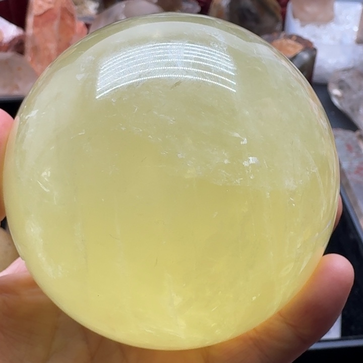 石材黄水晶球带底座