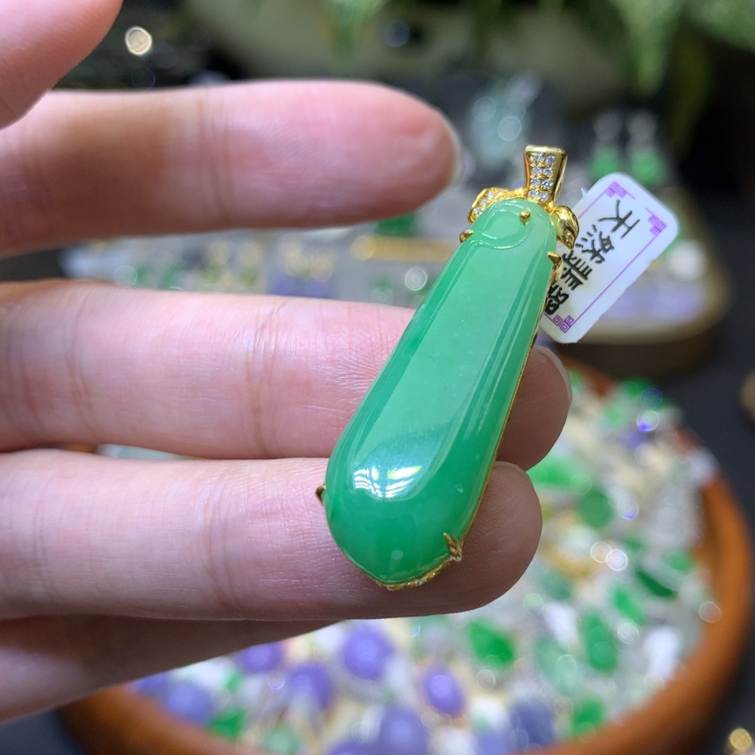 颈饰18K金镶嵌翡翠