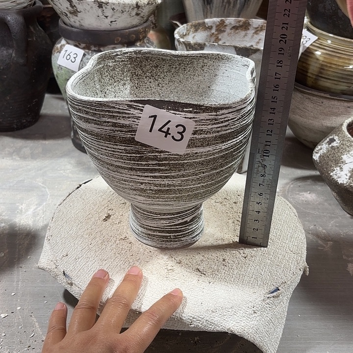 摆件陶高17，口13.5，有孔，143