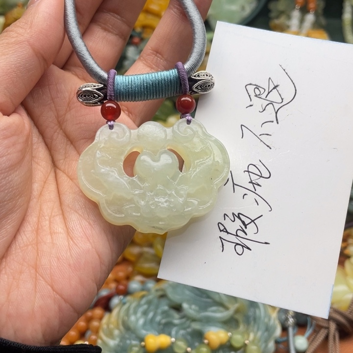 蛇纹石玉吊坠合金