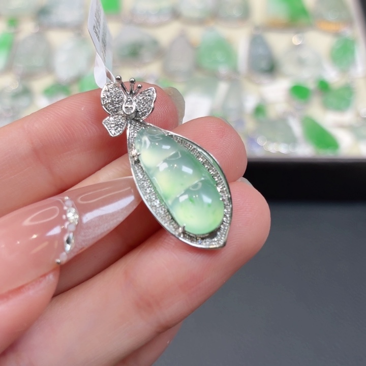 颈饰18K金镶嵌翡翠