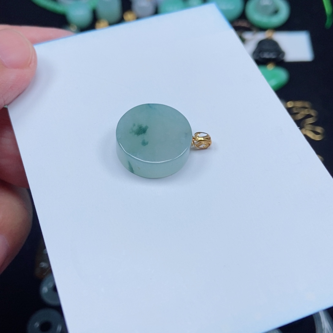 翡翠未镶嵌颈饰圆盘