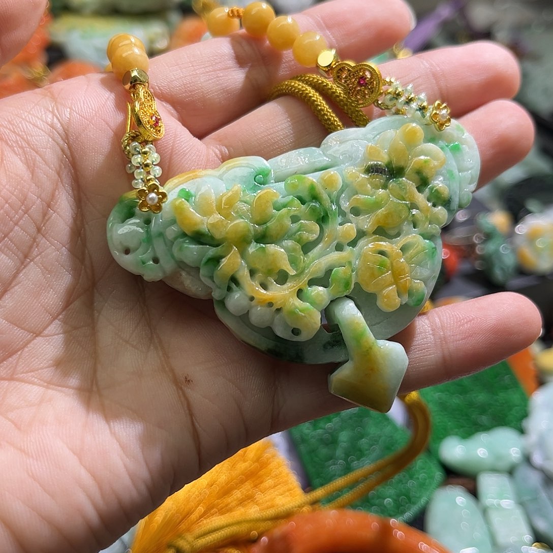 翡翠未镶嵌颈饰待编织