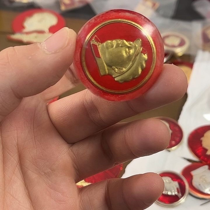 老***铁像章一一一一一高贵轻