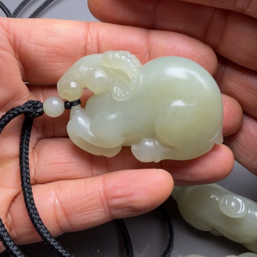 生***…和田玉未镶嵌颈饰