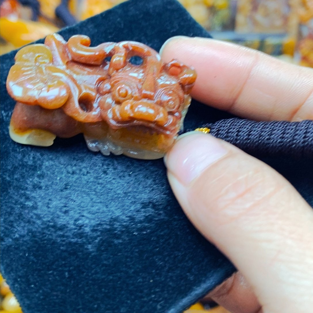 未镶嵌石英质玉（黄龙玉）颈饰