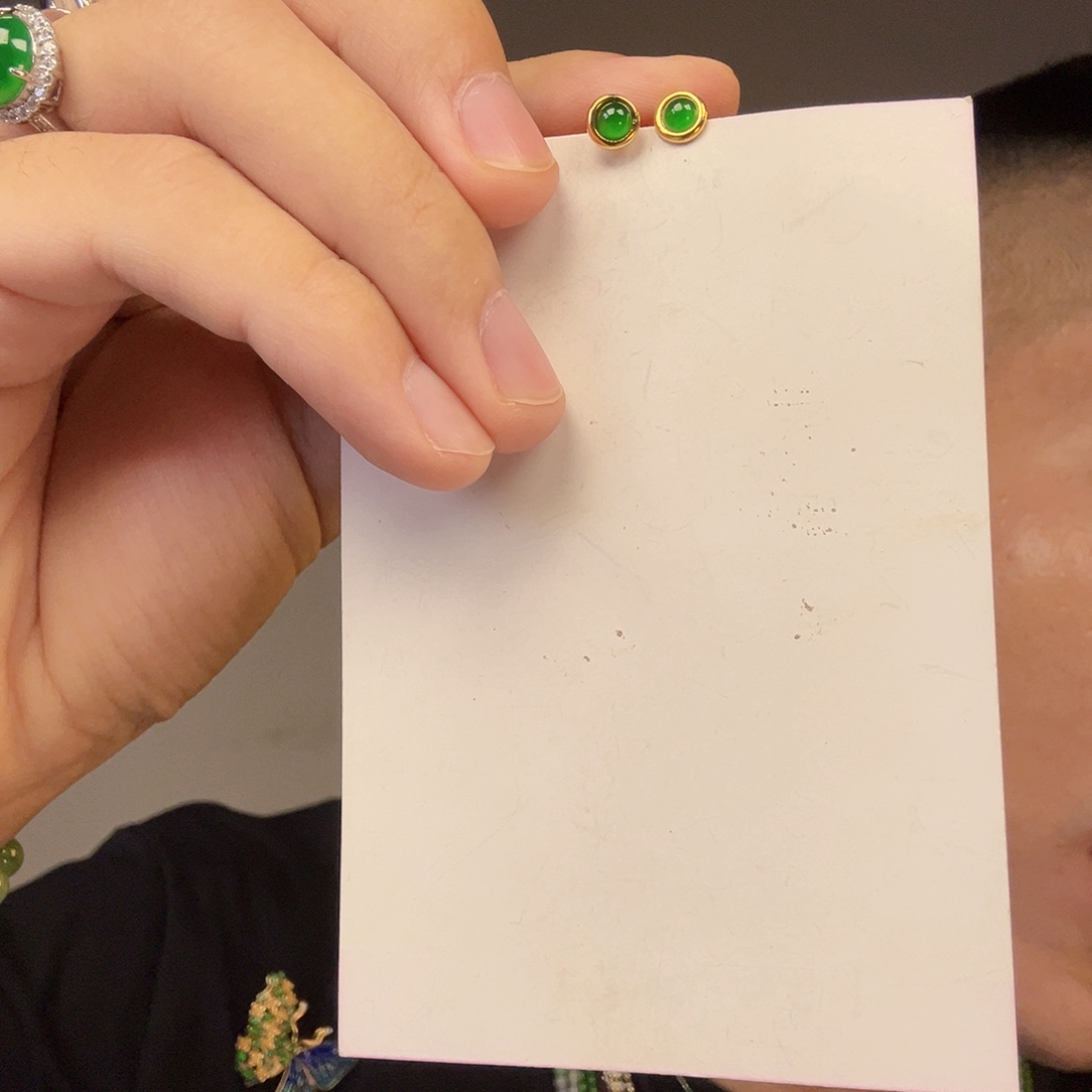 翡翠未镶嵌颈饰一对