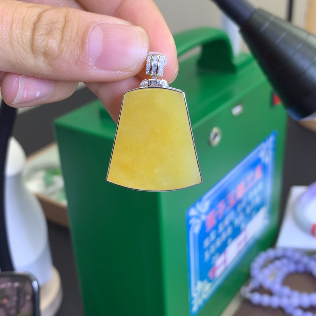 翡翠颈饰18K金镶嵌翡翠