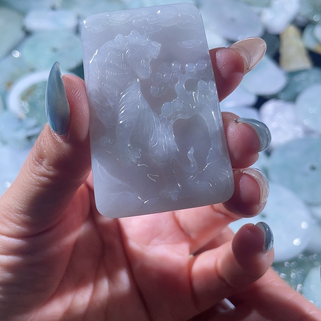 翡翠未镶嵌颈饰虎牌