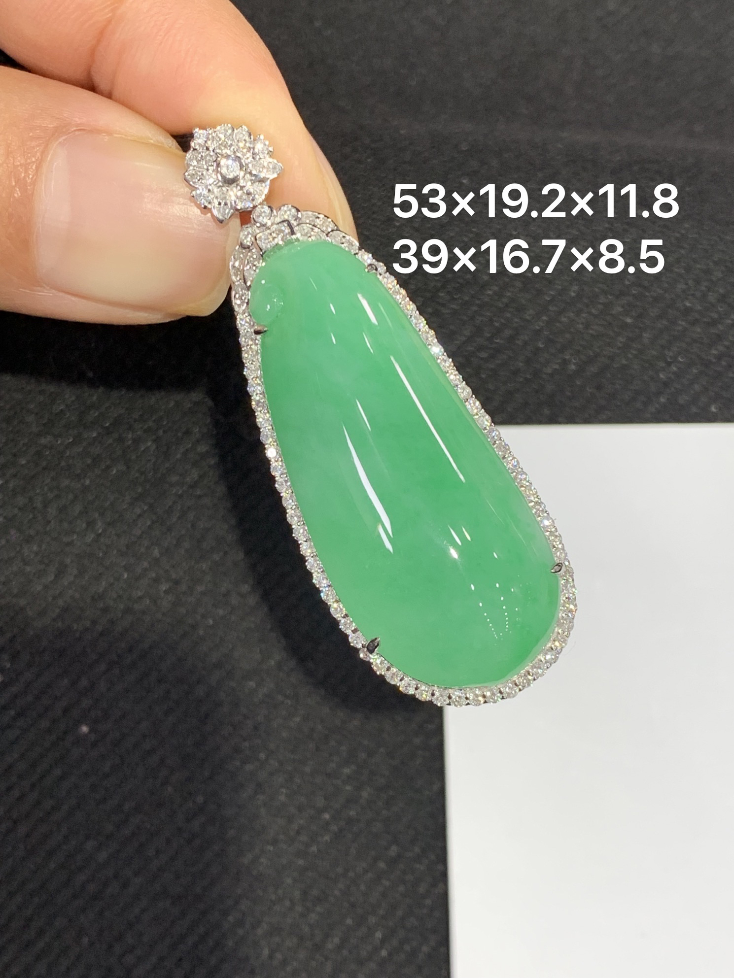 18K金镶嵌天然缅甸翡翠阳绿福瓜吊坠