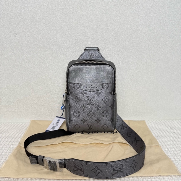 99新 LouisVuitton/路易威登 6332/男士时尚芯片款银色胸包可单肩