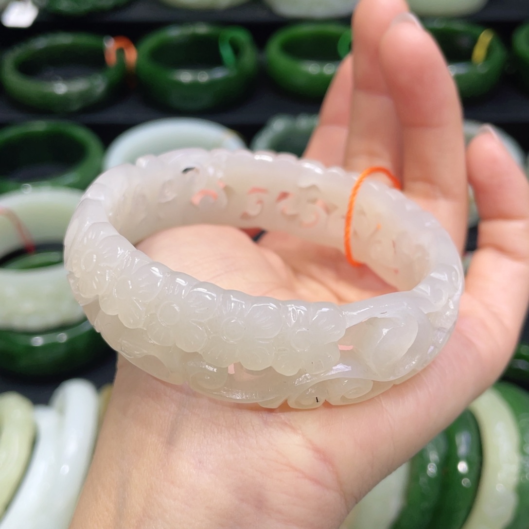 未镶嵌手镯和田玉43。  圈口62+