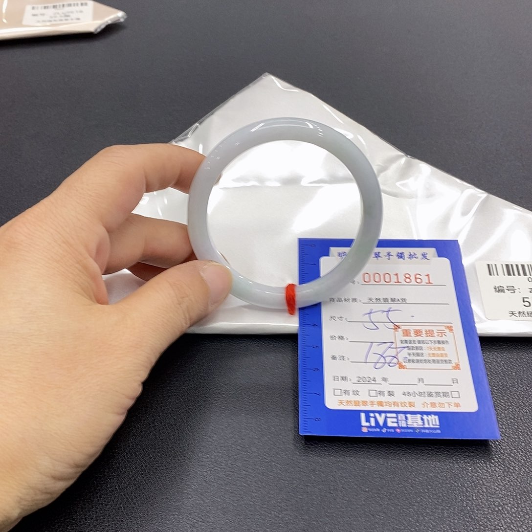 翡翠手镯未镶嵌翡翠手镯