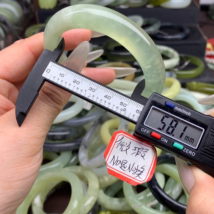 蛇纹石玉手镯未镶嵌932 