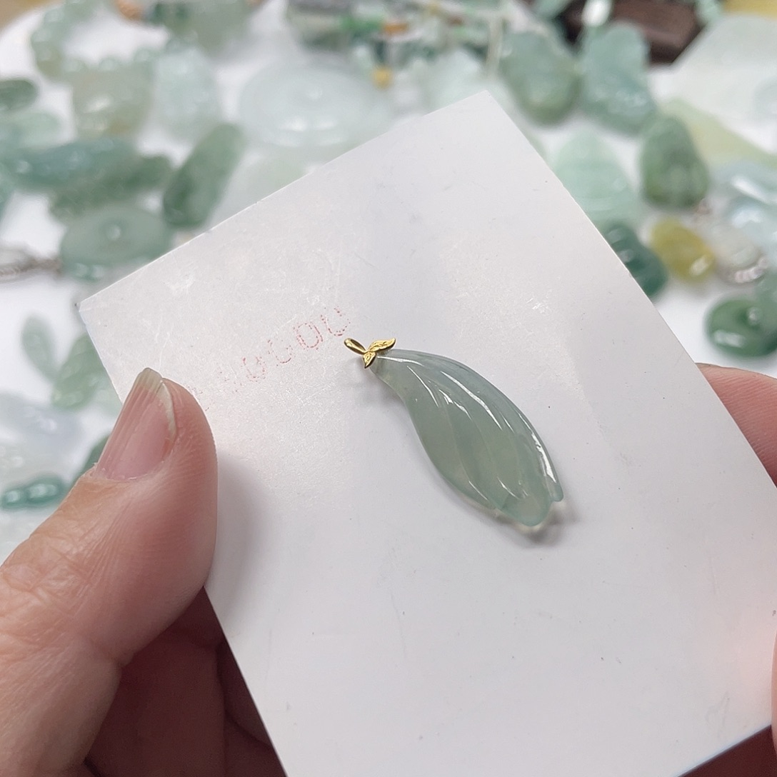 翡翠未镶嵌颈饰玉兰花