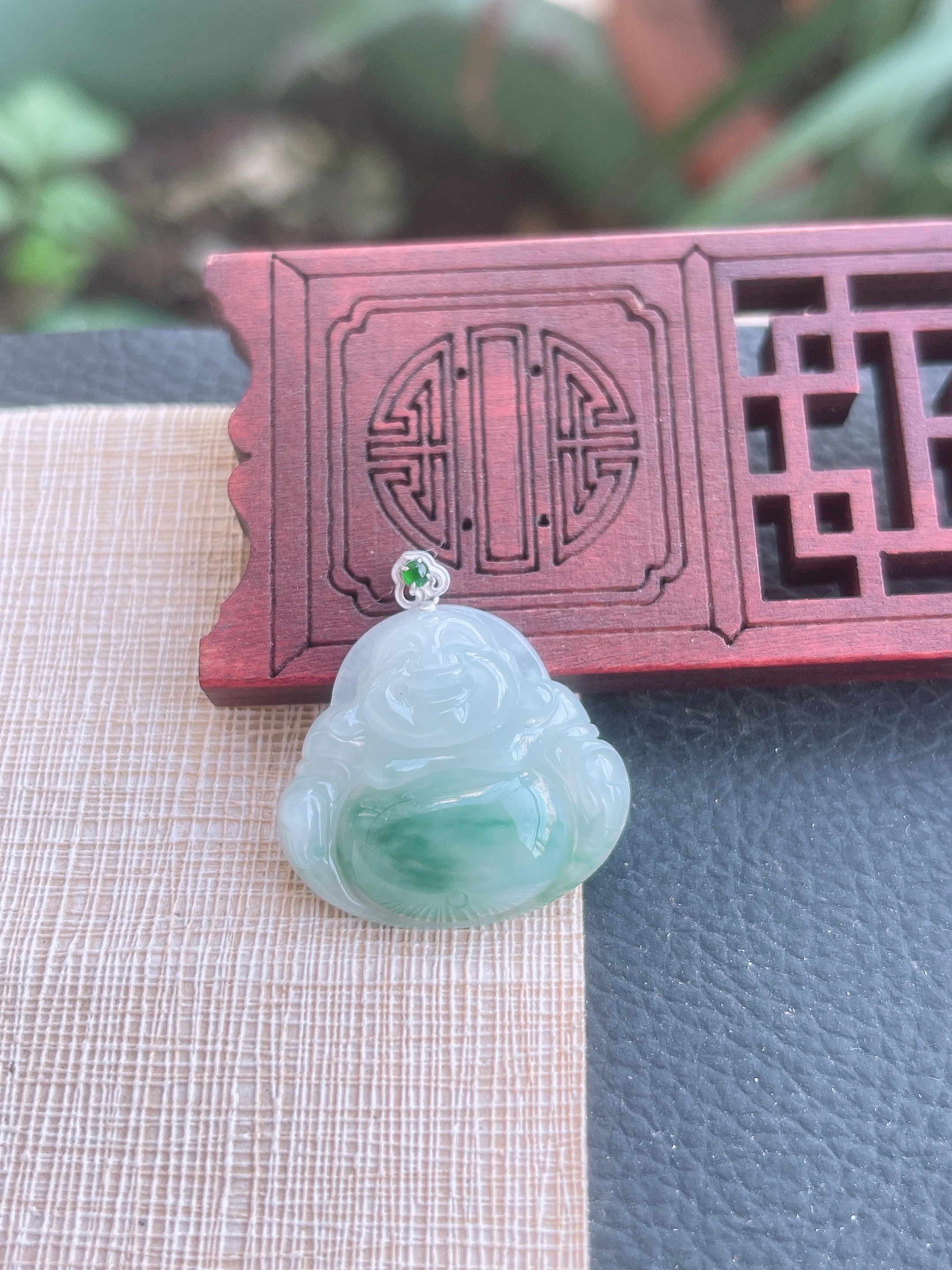 天然缅甸翡翠A货.冰润细腻灵动飘花佛公吊坠.尺寸22.6-24.7-5.8