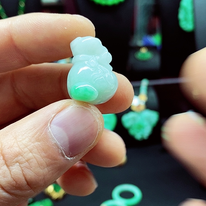 翡翠颈饰未镶嵌吊坠