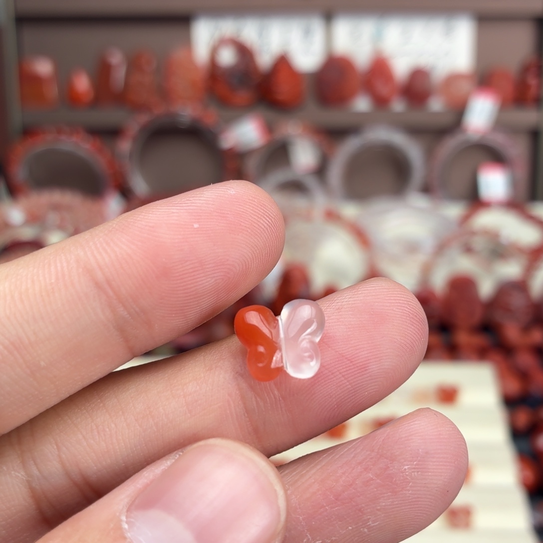 陶***叶南红玛瑙未镶嵌颈饰蝴蝶