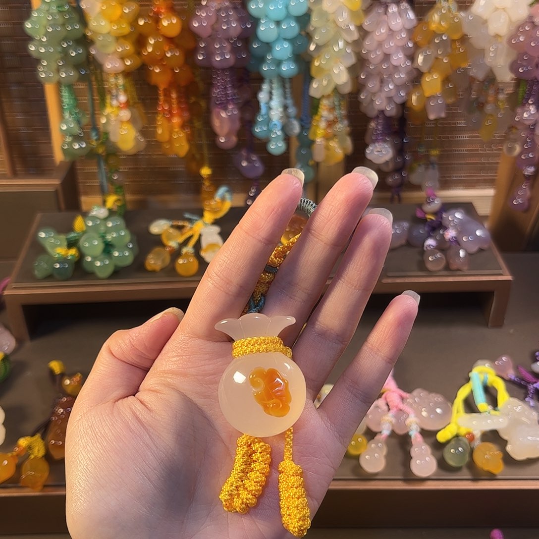 阳***雪玛瑙/玉髓未镶嵌车挂钥匙扣