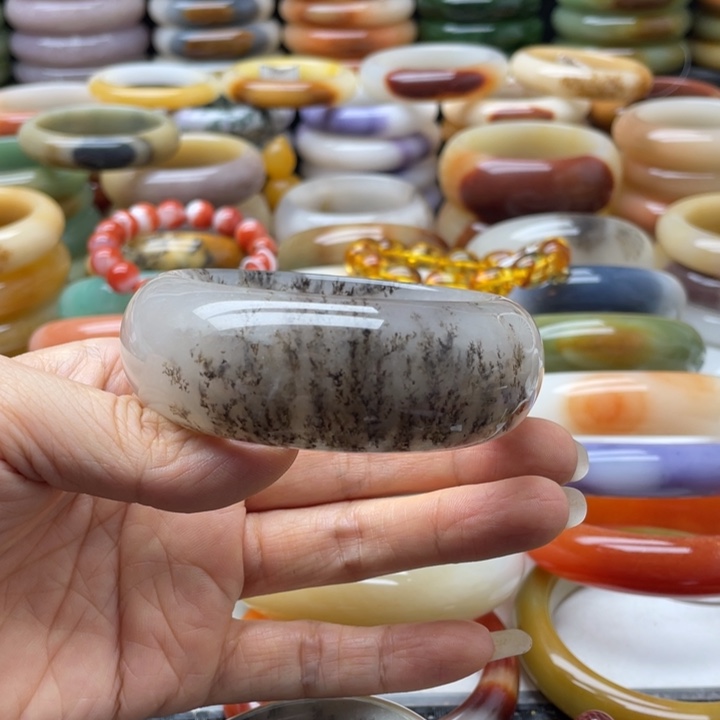 石英岩玉手镯未镶嵌舒**雨