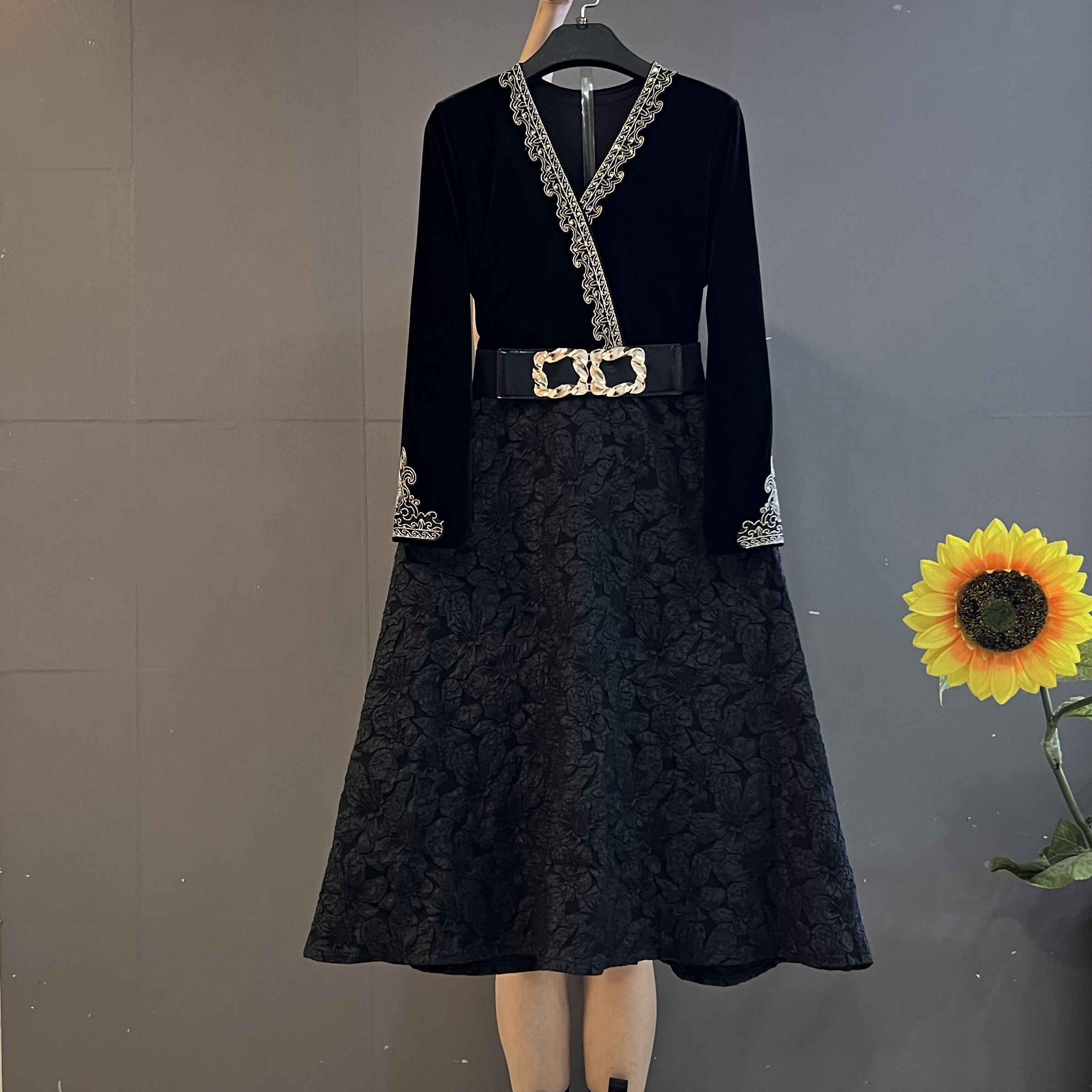 秋季新款时尚重工刺绣高级感V领拼接提花高腰显瘦大码连衣裙