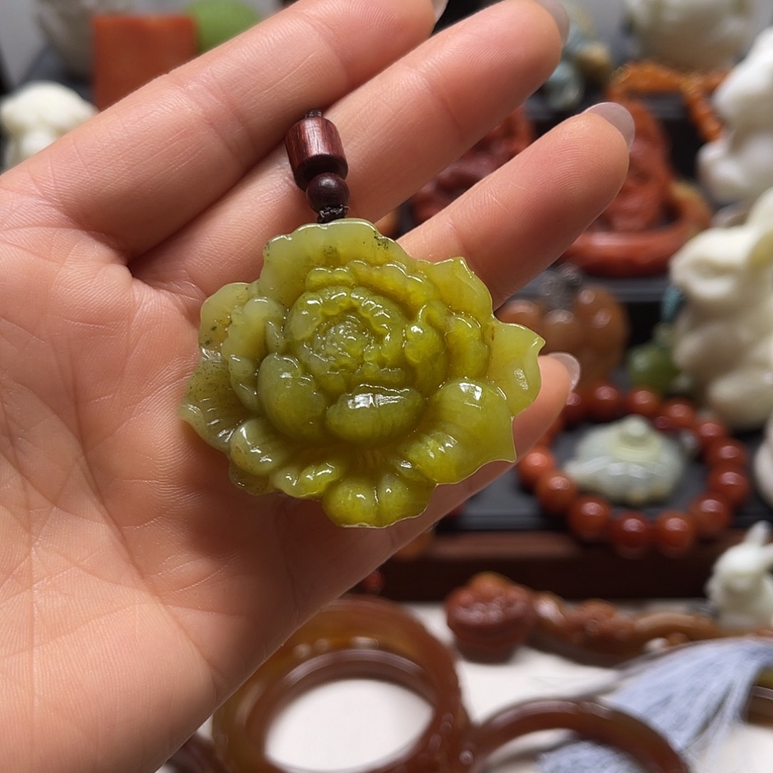 蛇纹石玉吊坠未镶嵌