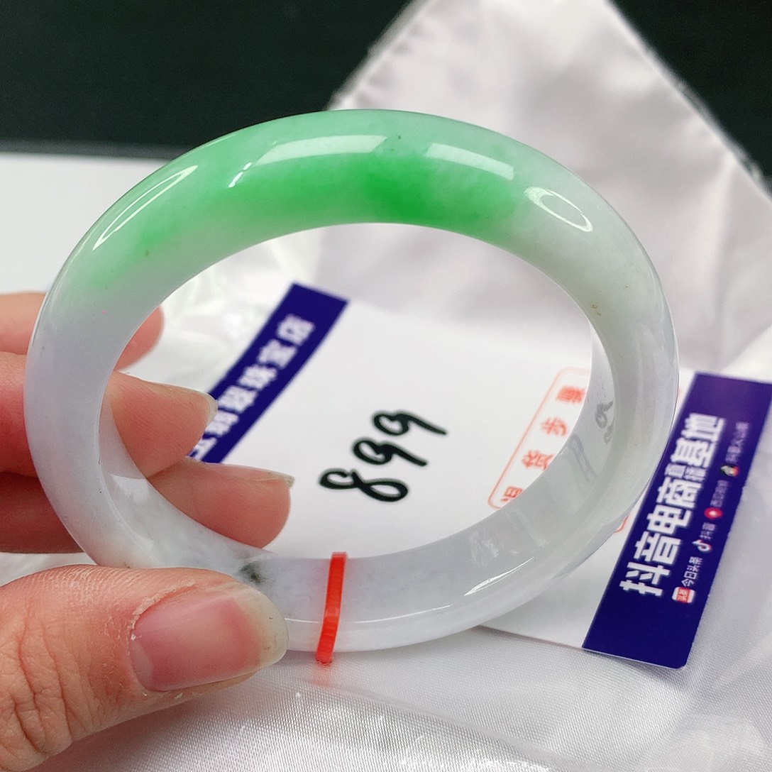 翡翠手镯未镶嵌翡翠