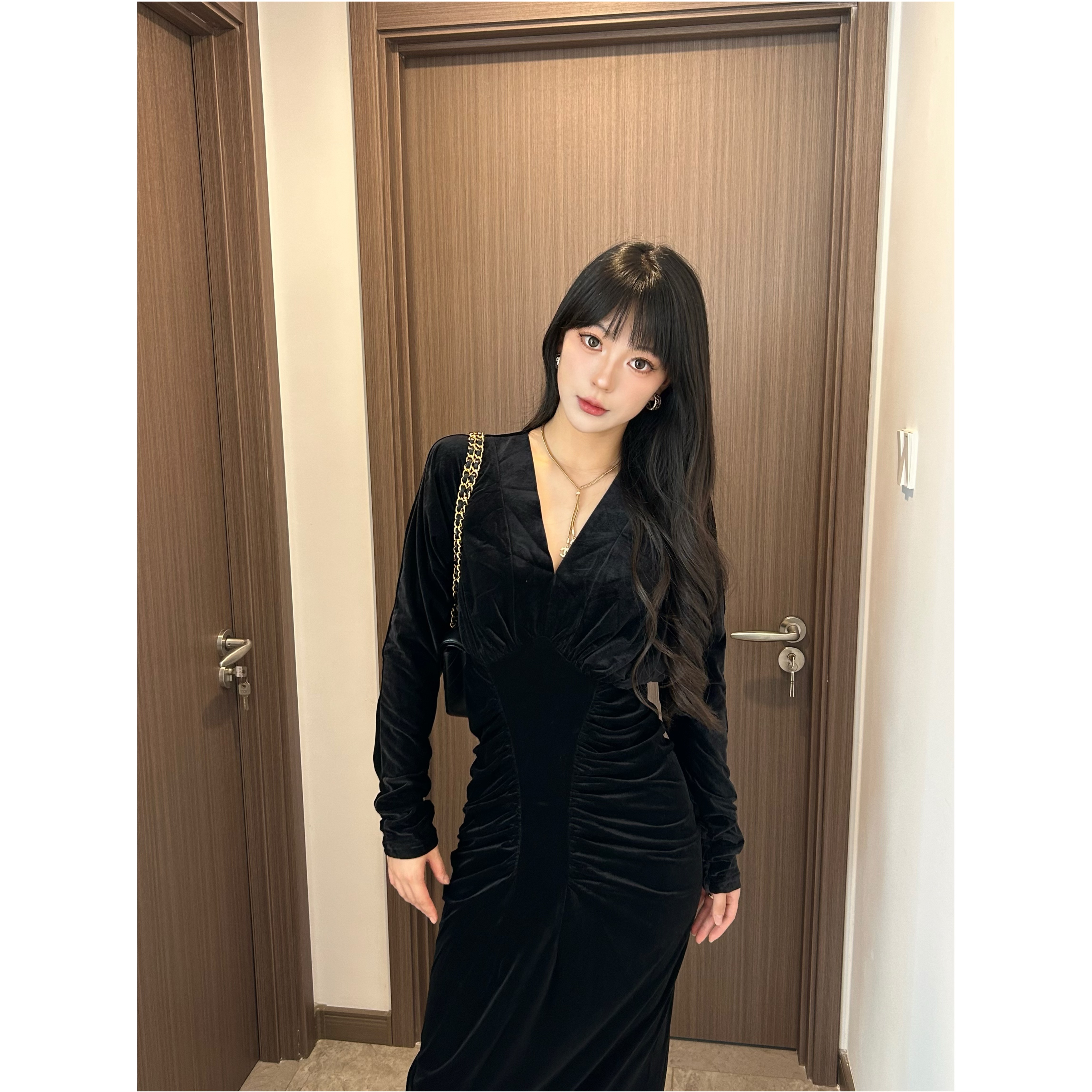 JIAYU 早秋丝绒高级感轻奢显瘦V领连衣裙